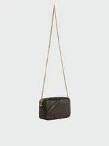 Cartera crossbody de cuero negro con diseño rectangular, cierre superior y correa de cadena dorada. Presenta el detalle de una estrella característica de la marca grabada en el frente.