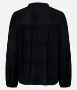 Blusa tipo bata confeccionada en voile color negro, con cuello padre con botones en la vista, recorte V en el busto y mangas largas.