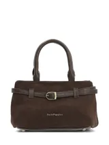 Cartera Hush Puppies modelo Leighton, confeccionada en gamuza color marrón, con diseño estructurado, doble asa de mano y detalle de cinturón con hebilla metálica en el frente.