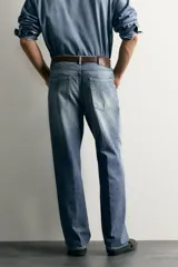 Pantalón jeans de corte relaxed fit, color azul con efecto ligeramente lavado, perneras rectas con raya de planchado frontal y diseño de cinco bolsillos.
