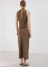 Falda midi de tiro medio, con diseño recto y confeccionada en mezcla de algodón, viscosa y lino en color marrón.