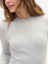 Remera de manga larga confeccionada en tejido rib, con cuello redondo y ajuste al cuerpo.