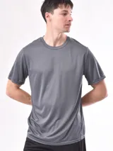 Remera deportiva de manga corta, color gris, con cuello redondo y diseño liso.
