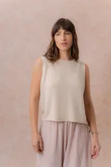Musculosa de tejido de punto color beige, sin mangas, con escote redondo y calce relajado.