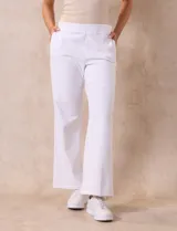 Pantalón blanco de tejido suave, corte ancho y pretina elastizada.
