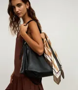 Pañuelo satinado de poliéster con estampado geométrico en tonos beige, blanco y marrón, con detalles de puntos.