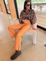 Camisa de corte oversize con estampado a cuadros en tonos verde y azul. Presenta mangas abullonadas con puños elásticos y cierre frontal con botones.