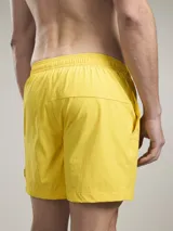 Short de baño color lila con cintura elástica y cordón ajustable.