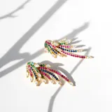 Par de aros dorados con forma de abanico, con pasante y fru fru, cubiertos de cristales de colores.