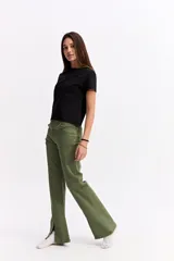 Remera de manga corta básica, confeccionada en algodón, con cuello redondo y corte recto.