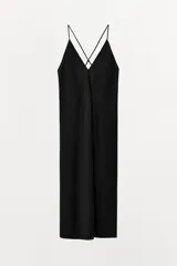 Vestido midi tipo lencero con escote en pico y tirantes finos ajustables multiposición.