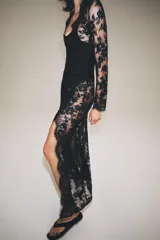 Vestido largo ZARA Woman Collection de encaje negro, con escote en V, manga larga y silueta recta con cierre lateral.