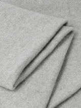 Chal amplio y versátil de tejido suave y ligero, color negro.