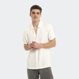 Camisa de manga corta color blanco, con cuello clásico y cierre frontal de botones.