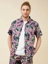 Camisa de manga corta marca Rusty, modelo Jolt en color vino, con estampado floral y abstracto en tonos negros y claros.