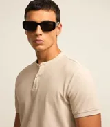 Polo de hombre de manga corta, color beige claro, con cuello mao y tapeta de dos botones.