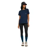Remera de corte holgado color azul marino, con cuello redondo, mangas cortas y un bolsillo frontal en el lado izquierdo que incluye el logo de la marca bordado.
