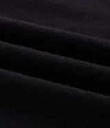 Suéter azul marino de punto con cuello alto y medio cierre, mangas largas y calce recto.