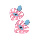 Par de aros colgantes con forma de corazón, con diseño de ojo turco en tonos rosa, blanco y celeste.