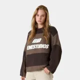 Sueter de punto de Eme Studios con diseño de rayas horizontales en tonos marrón y tostado, cuello redondo, mangas largas y logo bordado en el pecho.