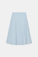 Falda midi de tiro alto en color negro, con diseño en línea evasé y cierre de cremallera oculta en la costura.