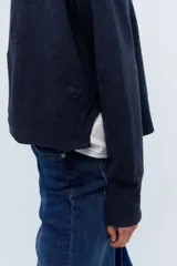 Cardigan rojo de tejido de punto liviano confeccionado en lana italiana.