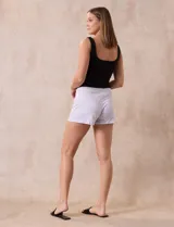 Conjunto de pijama de dos piezas marca René Rofé, compuesto por un top blanco de breteles finos y un short gris con rayas horizontales blancas, cintura elastizada y cordón de ajuste.