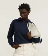 Algodón slim azul marino con cuello polo, manga larga y corte ajustado.