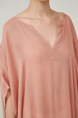 Túnica larga color rosa viejo, de corte holgado y mangas cortas.