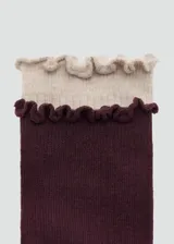 Pack de dos pares de medias tobilleras de tejido canalé, con ribete superior con volados. Incluye un par en color beige y un par en color bordó.