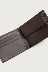 Billetera plegable de diseño clásico con acabado texturizado. Cuenta con compartimento para billetes, ranuras para tarjetas y monedero con cierre de clip.