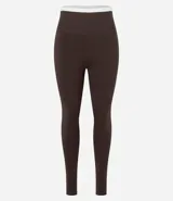 Pantalón legging deportivo color marrón con cintura alta en contraste color blanco. Confeccionado en tejido de poliamida y elastano, de ajuste ceñido al cuerpo.