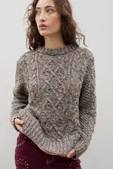 Buzo de lana con diseño de tejido de ochos y trenzas, cuello redondo y calce holgado.