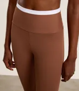 Legging deportiva color verde con cintura alta en contraste color blanco. Confeccionada en tejido de poliamida y elastano, con ajuste ceñido al cuerpo.