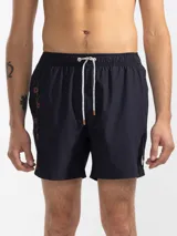 Short de baño azul marino con bordado de enredadera en la pierna izquierda. Tiene cintura elástica con cordón regulable, bolsillos laterales y trasero con cierre, y suspensor de malla fina hipoalergénico.