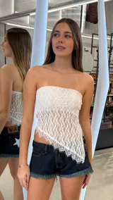 Short de jean azul oscuro con tiro bajo, caracterizado por un diseño de estrella blanca estampada en el bolsillo trasero y bordes deshilachados en el ruedo. Incluye una etiqueta de cuero sintético con las iniciales AV en la parte posterior.