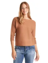 Buzo de silueta relajada confeccionado en tejido acanalado, con cuello redondo y mangas tres cuartos estilo japonés. Presenta un diseño fluido y cómodo.