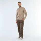 Pantalón cargo de corte recto en color marrón, con bolsillos laterales con solapa y cierre de botones, de estilo utilitario y funcional.