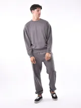 Buzo negro de corte holgado, con cuello redondo y mangas largas.