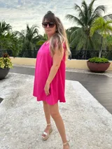 Vestido corto negro de lino con lurex, corte amplio y mangas cortas.