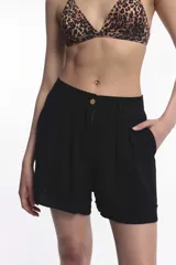Short negro de algodón con pinzas, tiro alto, pretina con botón frontal y bolsillos laterales.