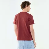 Camiseta de algodón color rojo oscuro, de manga corta y cuello redondo.