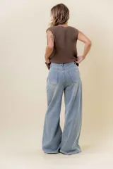 Jean de tiro alto con calce wide leg, confeccionado en denim de lavado celeste claro. Presenta una estructura firme y un interior forrado para mayor abrigo, con bolsillos funcionales.