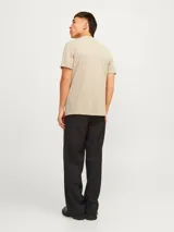 Remera básica de manga corta en color beige, con cuello mao y cartera corta con botones. Confeccionada en jersey de algodón.