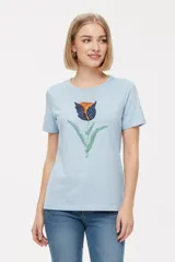 Remera de manga corta color azul marino con cuello redondo y estampado frontal de una flor en tonos celestes y blancos.