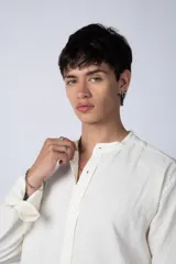 Camisa de lino color blanco con cuello mao y cierre frontal de botones. Presenta mangas largas con puños simples y un corte clásico.