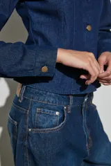 Jean de corte wide leg en color azul oscuro, con diseño de costuras laterales marcadas y tiro medio.