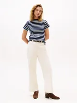 Remera de manga corta y cuello redondo, con diseño de rayas horizontales azul marino y blancas. Presenta un pequeño logo bordado en el pecho.