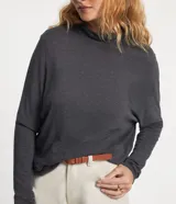 Blusa gris oscuro de punto liviano con cuello alto y mangas largas.