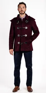 Montgomery corto color borgoña con cierre de cuerno y trabillas, estructura reforzada en los hombros y cuello pronunciado.